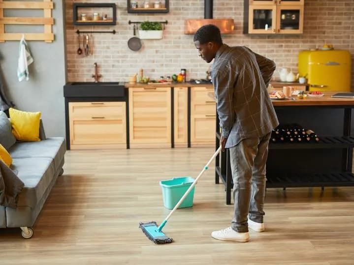 Skuteczne sposoby na to, czym myć panele po remoncie, aby nie uszkodzić