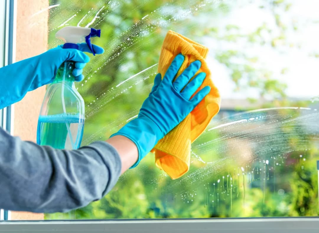 Skuteczne sposoby na mycie okien po remoncie bez smug i zarysowań