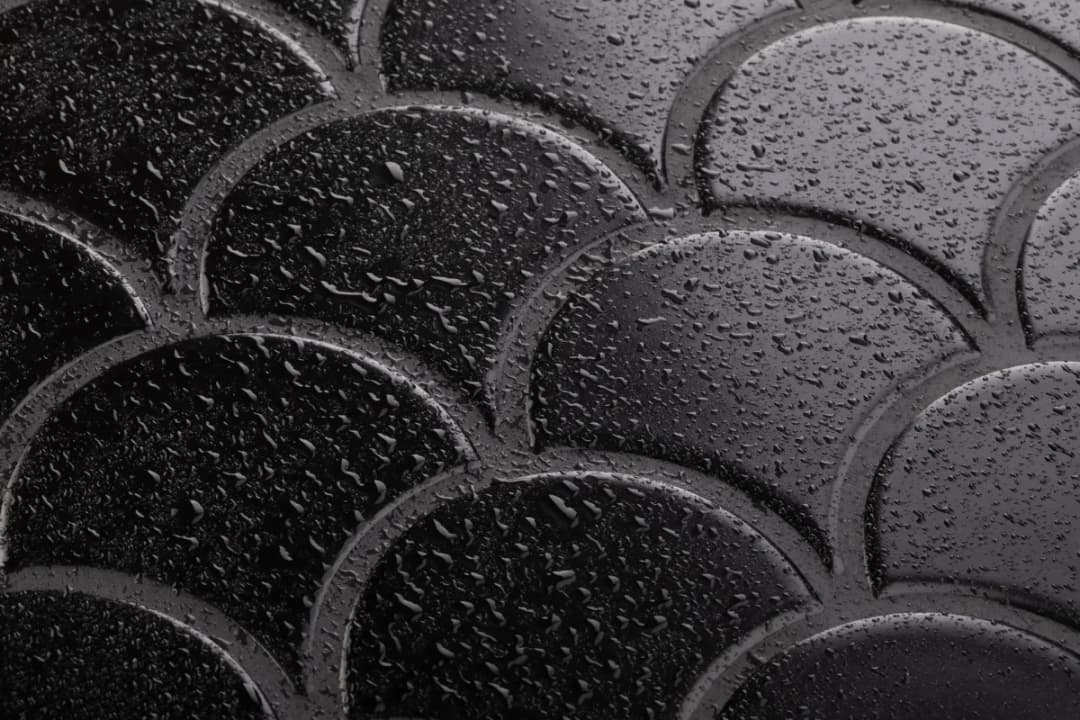 Czym myć kafelki podłogowe, aby uniknąć zarysowań i smug?