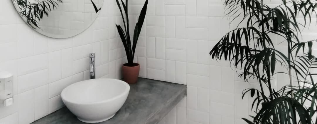 Jaką farbę do kafelek wybrać, aby uzyskać trwały efekt malowania?