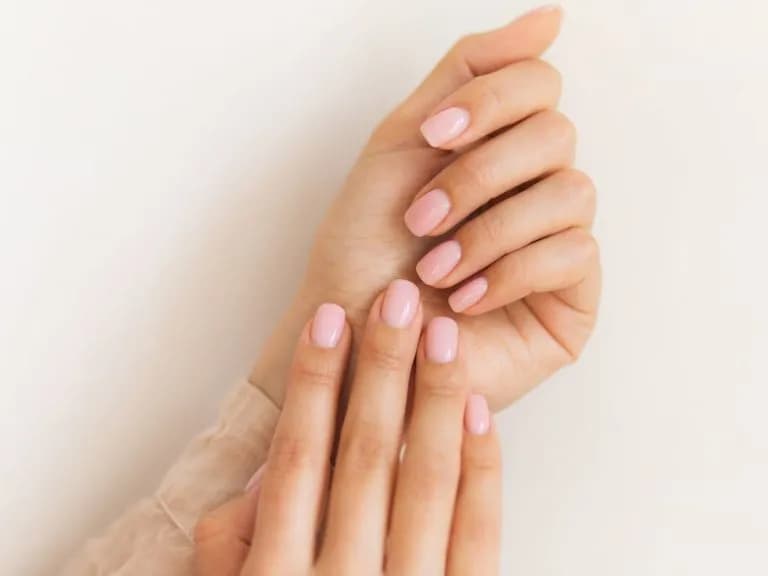 Jak malować paznokcie lakierem hybrydowym bez lampy i uniknąć problemów