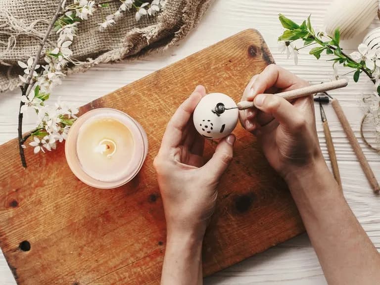 Jak malować pisanki woskiem - proste techniki i materiały, które musisz znać