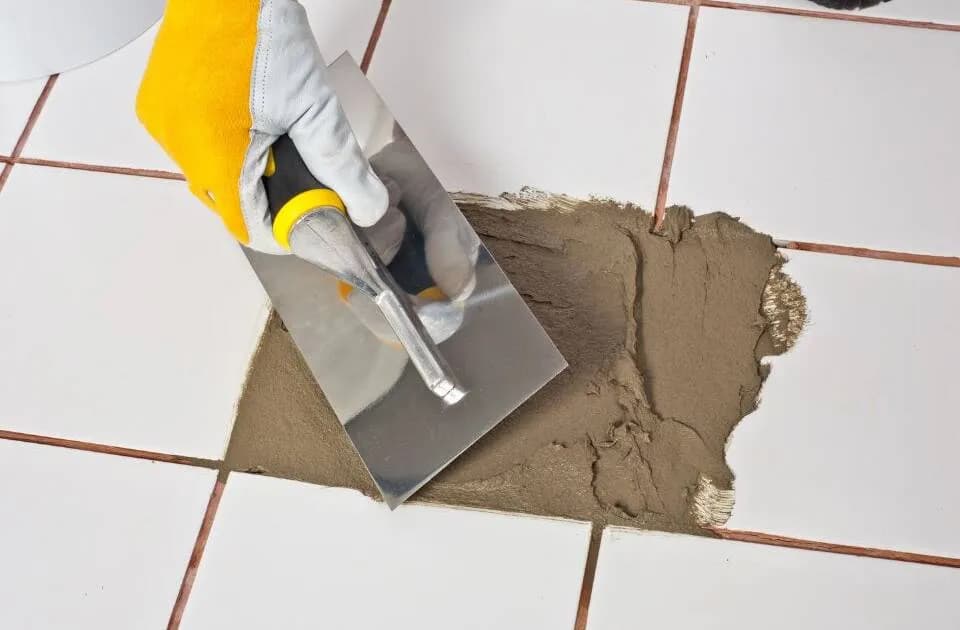 Gdzie wyrzucać kafelki? Sprawdź, jak uniknąć problemów z utylizacją