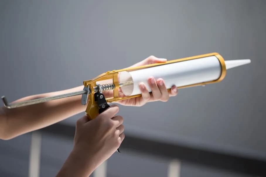 Montaż listwy MDF na klej czy klipsy - co wybrać, by uniknąć problemów?