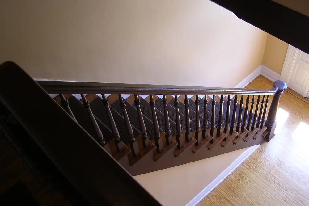 Jak zabezpieczyć schody drewniane przed remontem, aby uniknąć uszkodzeń