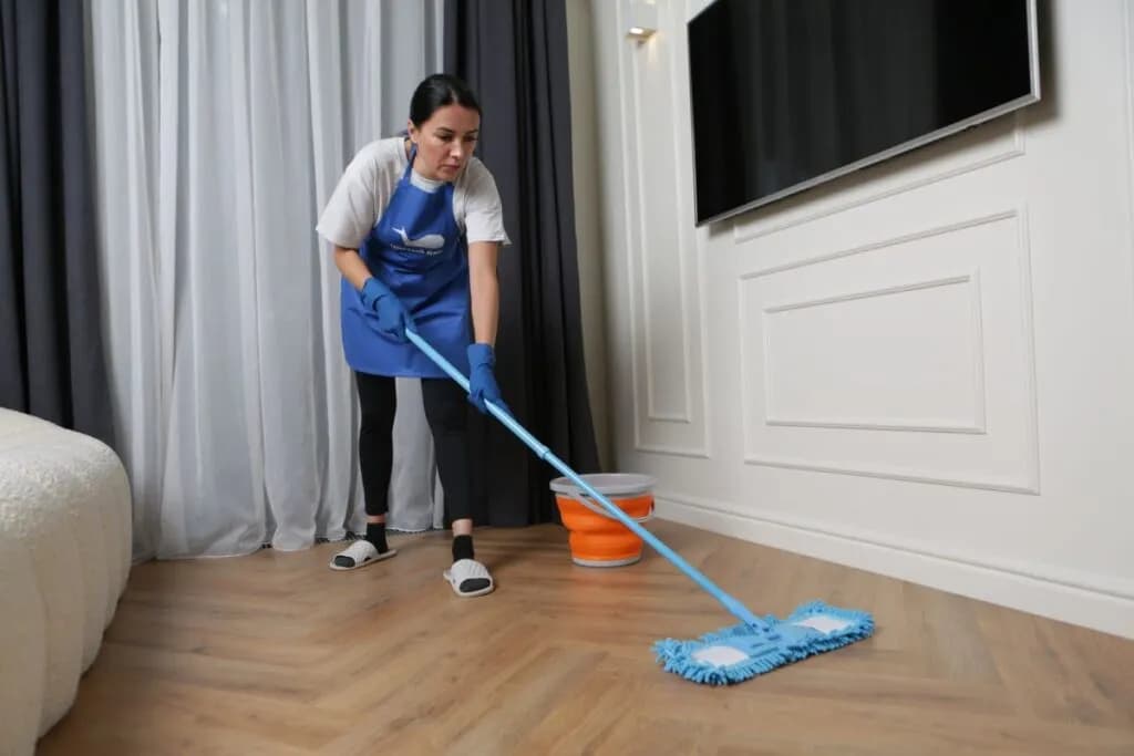 Skuteczne sposoby na to, czym myć podłogę po remoncie bez zniszczeń