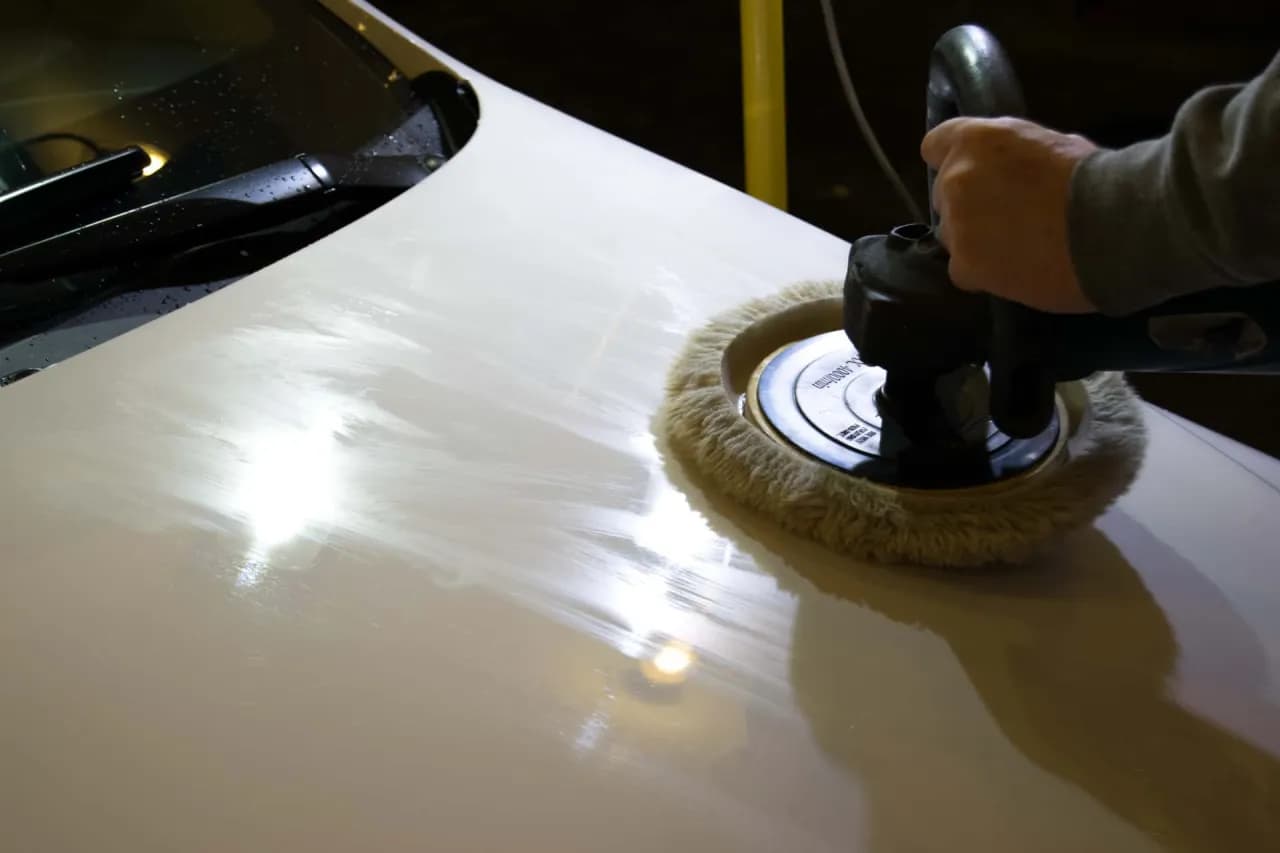 Kiedy można polerować lakier po malowaniu, aby uniknąć zniszczeń?