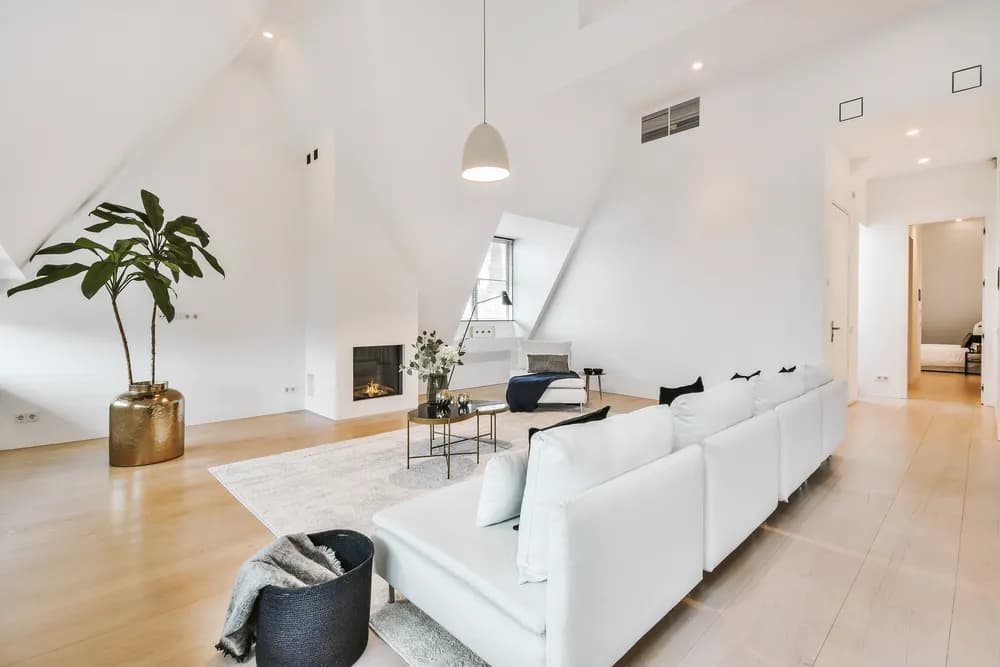 Jak oświetlić pokoje na poddaszu: skuteczne rozwiązania dla trudnych przestrzeni